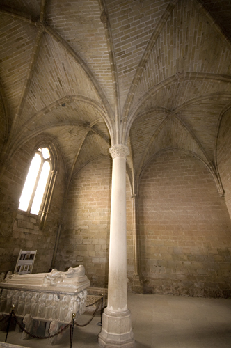 Columna central y v¡bóveda de la sala capitular de Cañas